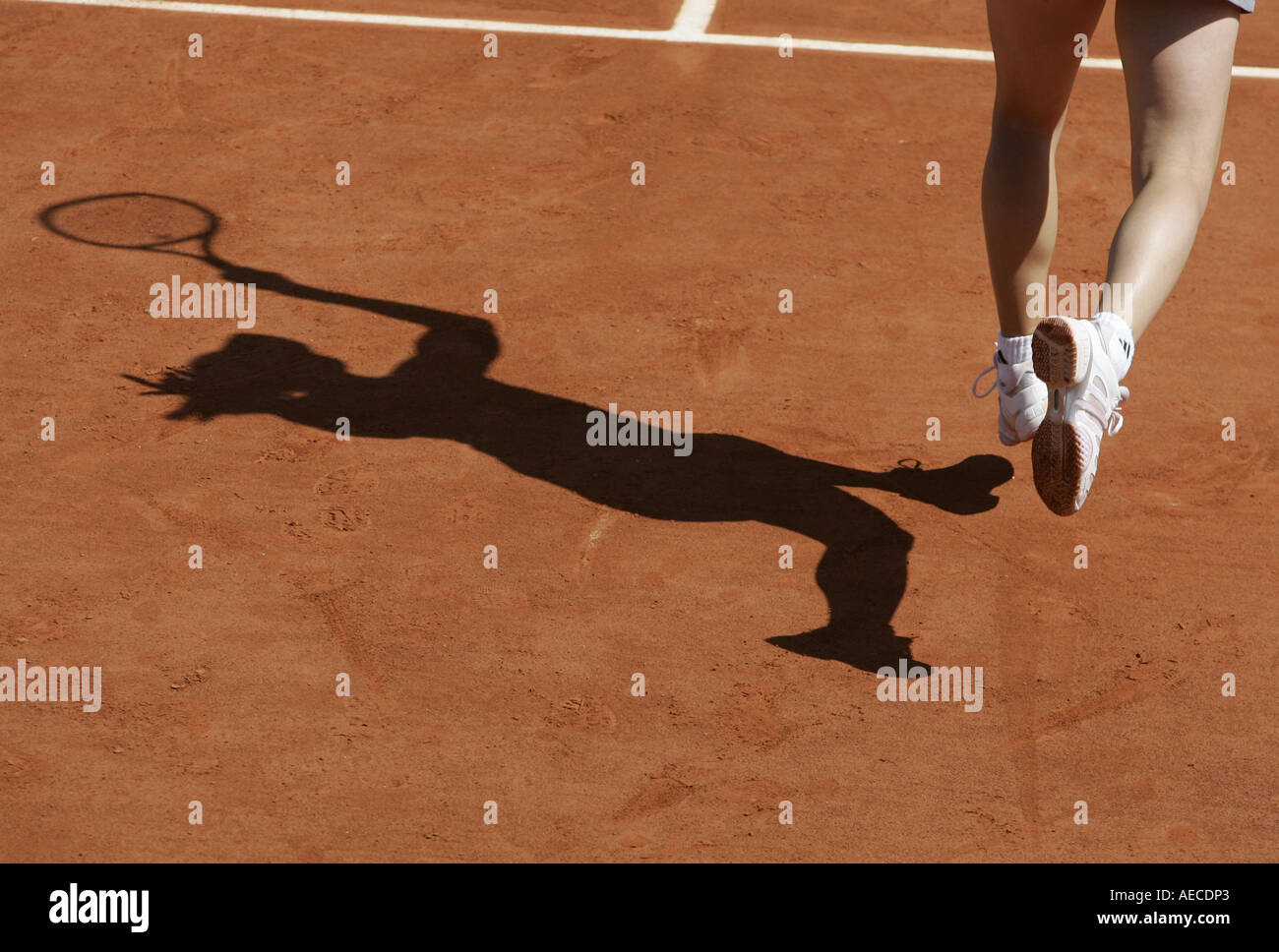 Ombra di un giocatore di tennis su un claycourt. Foto Stock
