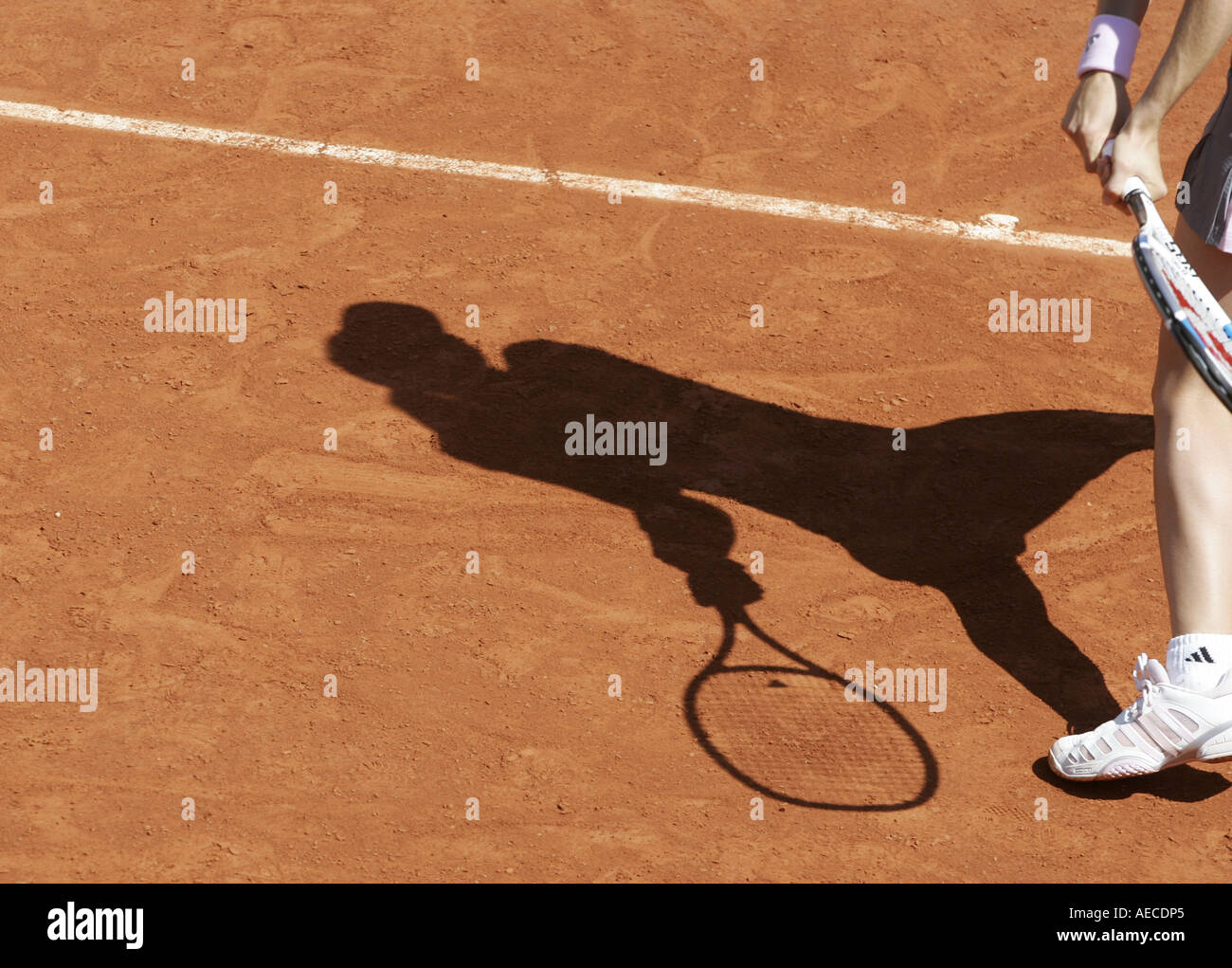 Ombra di un giocatore di tennis su un claycourt. Foto Stock
