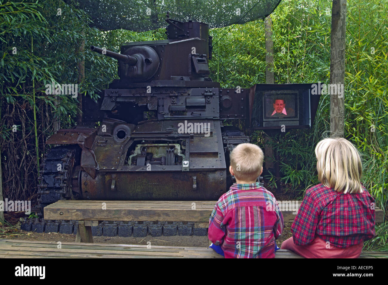 Bambini al M3 Stuart Lattimore serbatoio presso il Museo della Guerra del Pacifico (vecchi impianti) in Fredericksburg, Texas, Stati Uniti d'America Foto Stock