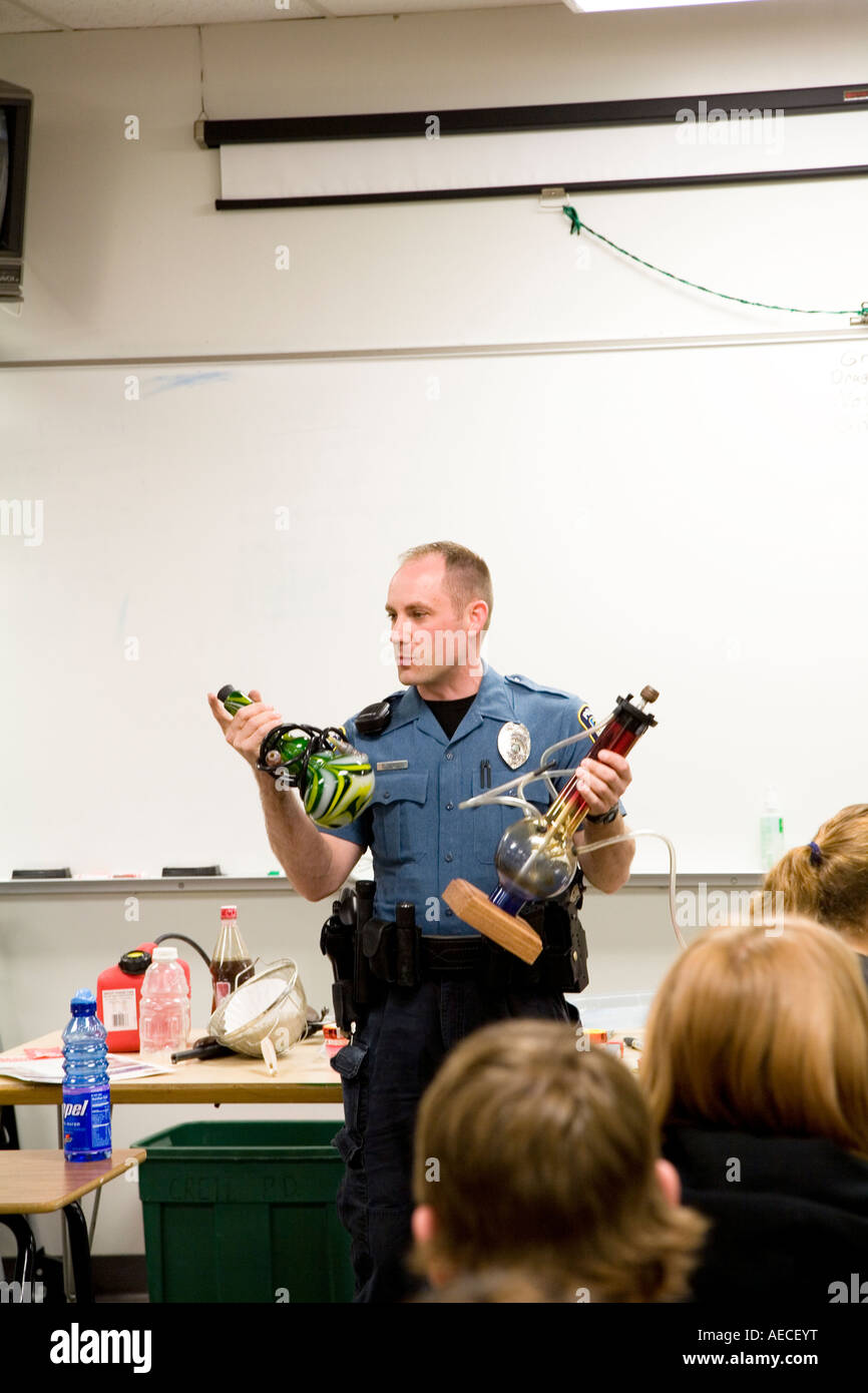 Funzionario di polizia Mercier è di dare una presentazione sui narcotici per una classe di highschool. Nebraska, USA. Foto Stock