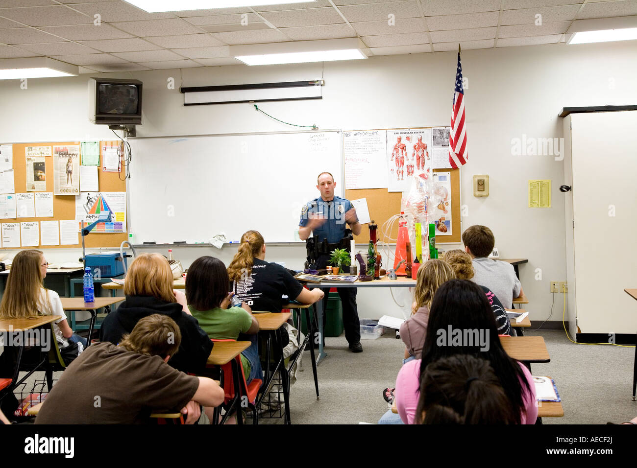 Funzionario di polizia Mercier è di dare una presentazione sui narcotici per una classe di highschool. Nebraska, USA. Foto Stock