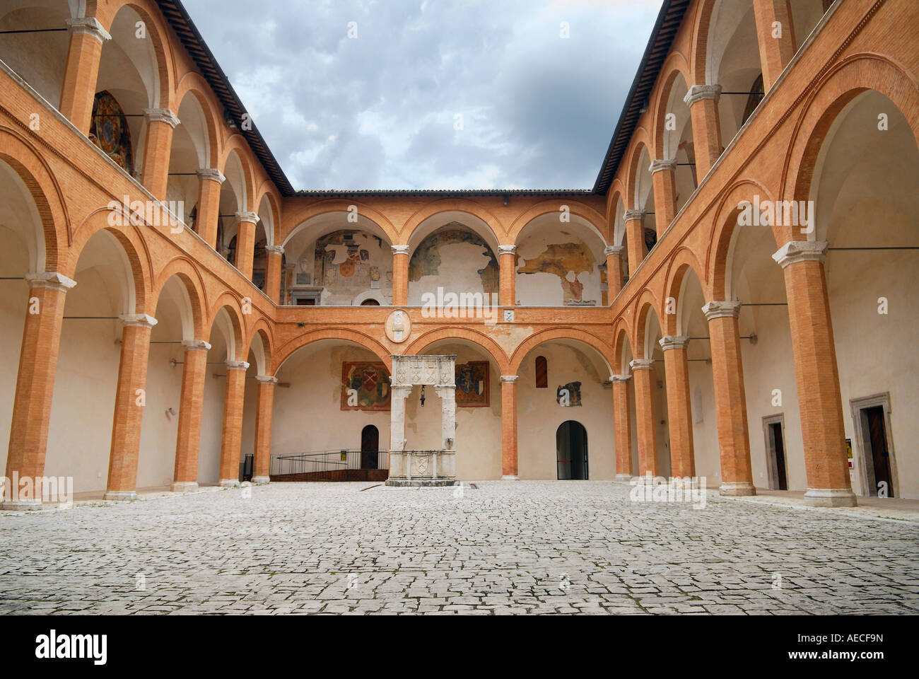 Cortile Centrale ben e nuvole a La Rocca fortezza papale in Spoleto Umbria Italia Foto Stock