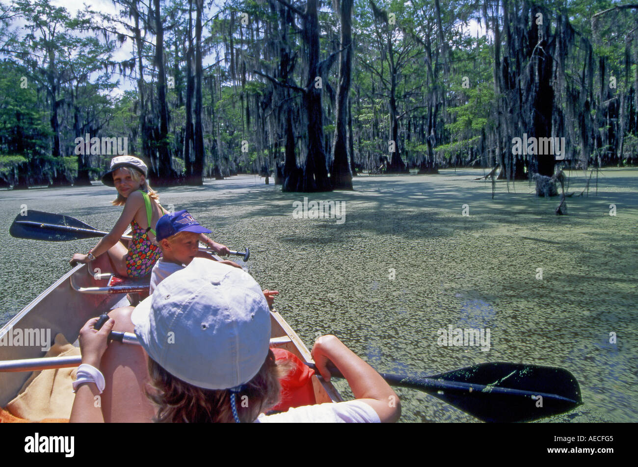 Famiglia canoa, cipresso calvo alberi a caddo Lake, Texas, Stati Uniti d'America Foto Stock