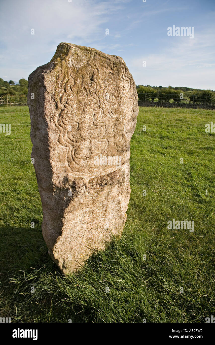 Scolpito in pietra permanente all'entrata antica tumulo di Bryn Celli Ddu Anglesey Wales UK Foto Stock