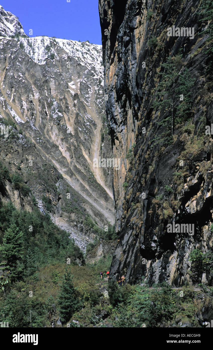 Sentiero di montagna lungo magnifiche scogliere nei dintorni Dharapani Annapurna Conservation Area Nepal Foto Stock