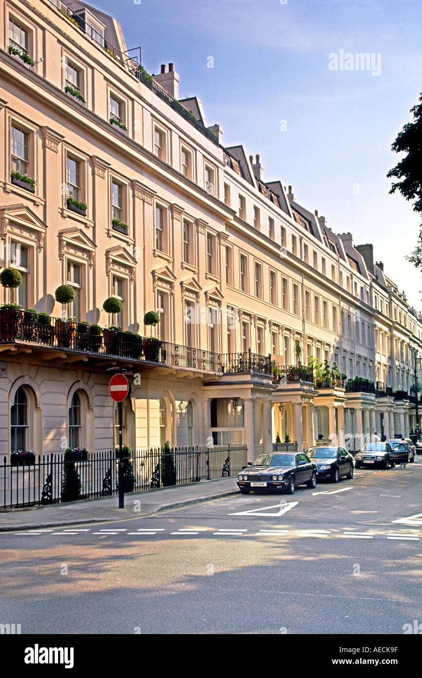 Il neo-classico terrazze di Eaton Square nel quartiere di Belgravia a Londra. L'epoca vittoriana case sono state progettate per i ricchi. Foto Stock