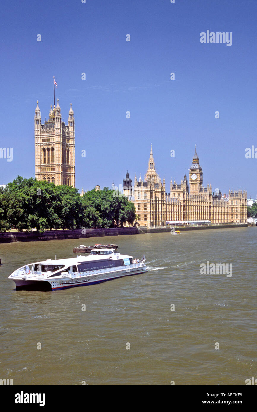 Le Case del Parlamento e una barca sul fiume Tamigi a Londra. Foto Stock