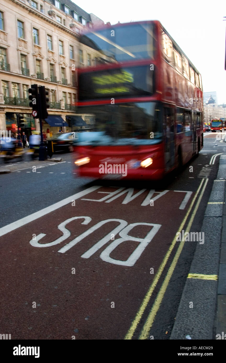London bus che si muove in basso lungo la corsia degli autobus Foto Stock