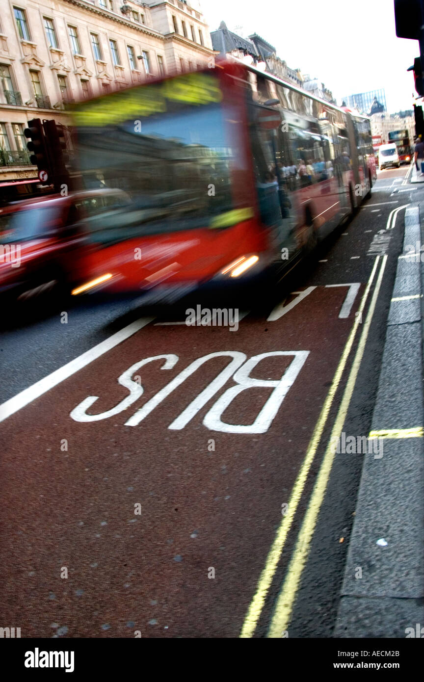 London bus che si muove in basso lungo la corsia degli autobus Foto Stock