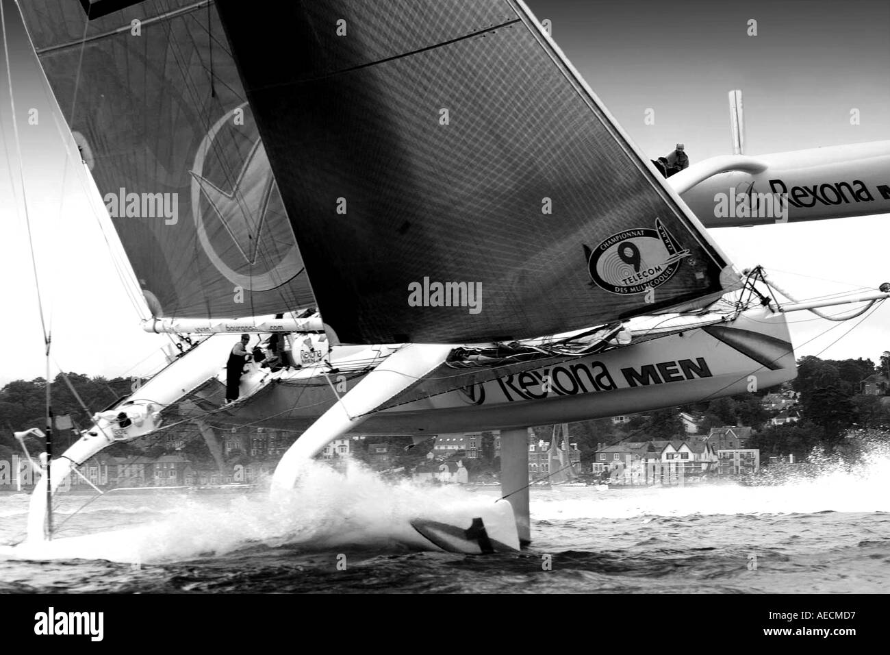 Trimarano Rexona uomini iniziano intorno all isola gara 2001 Cowes Isle of Wight England Regno Unito Foto Stock