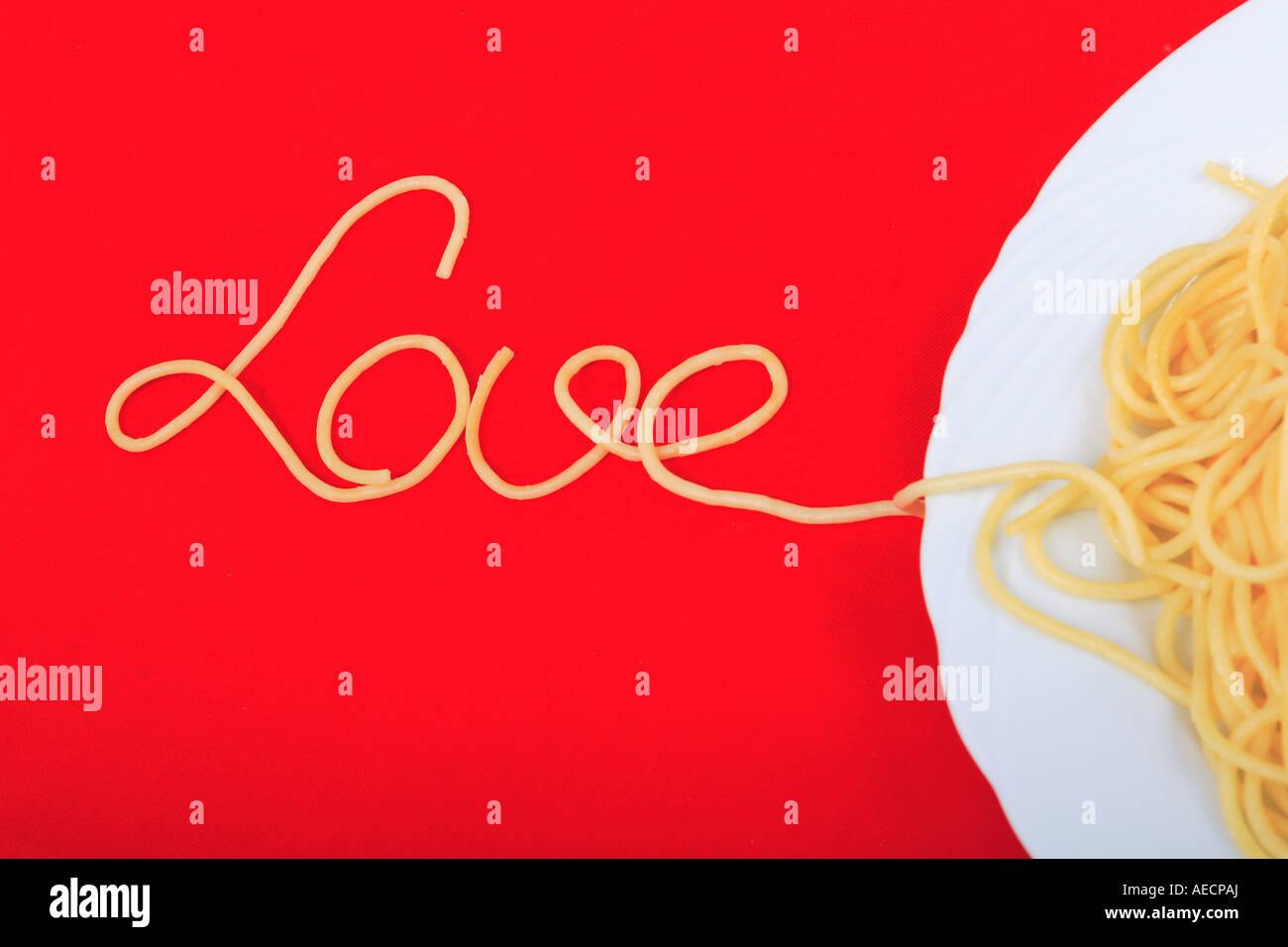 La parola amore formata da spaghetti Foto Stock