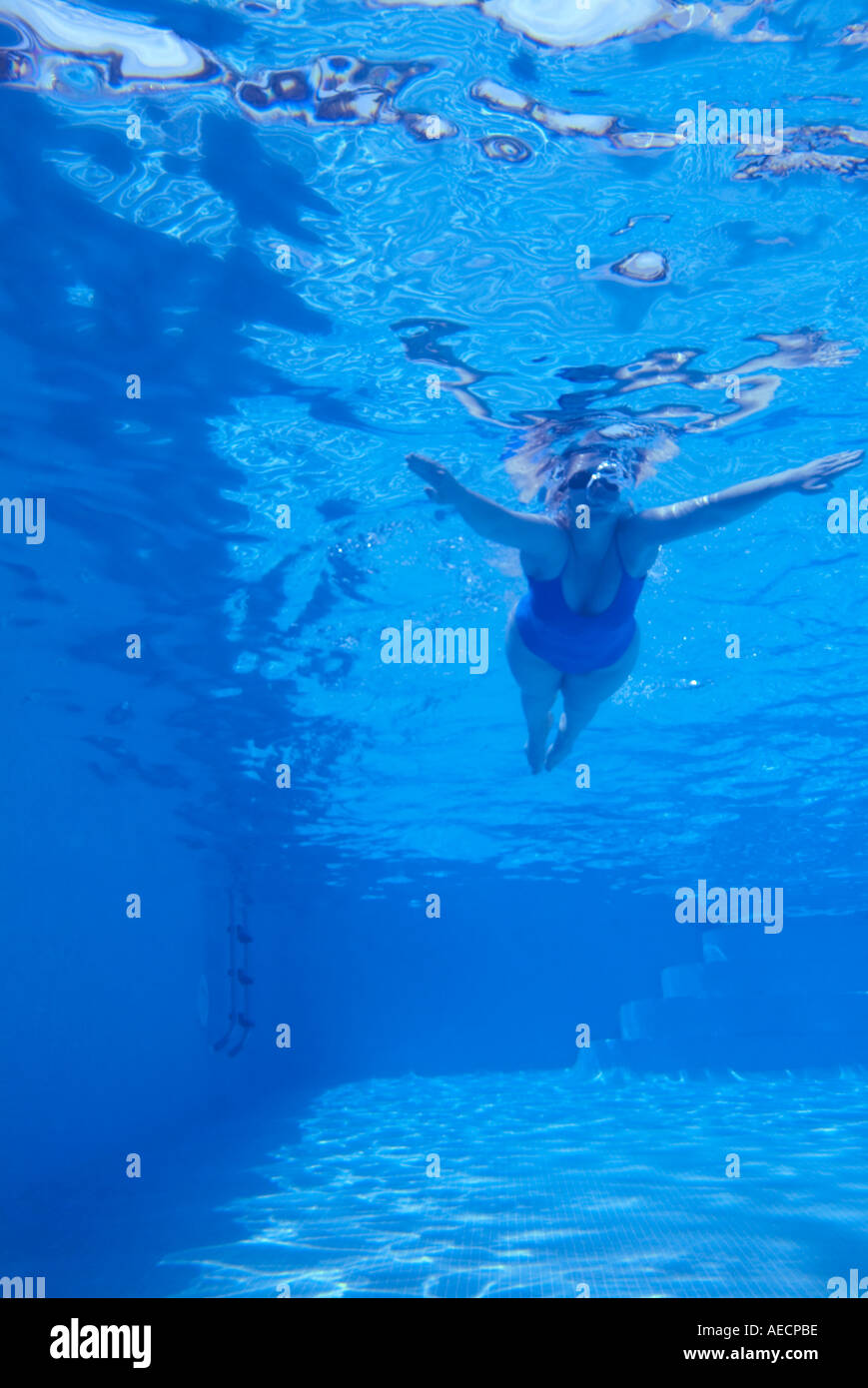 Donna nuoto nella piscina all'aperto dal subacqueo. Foto Stock