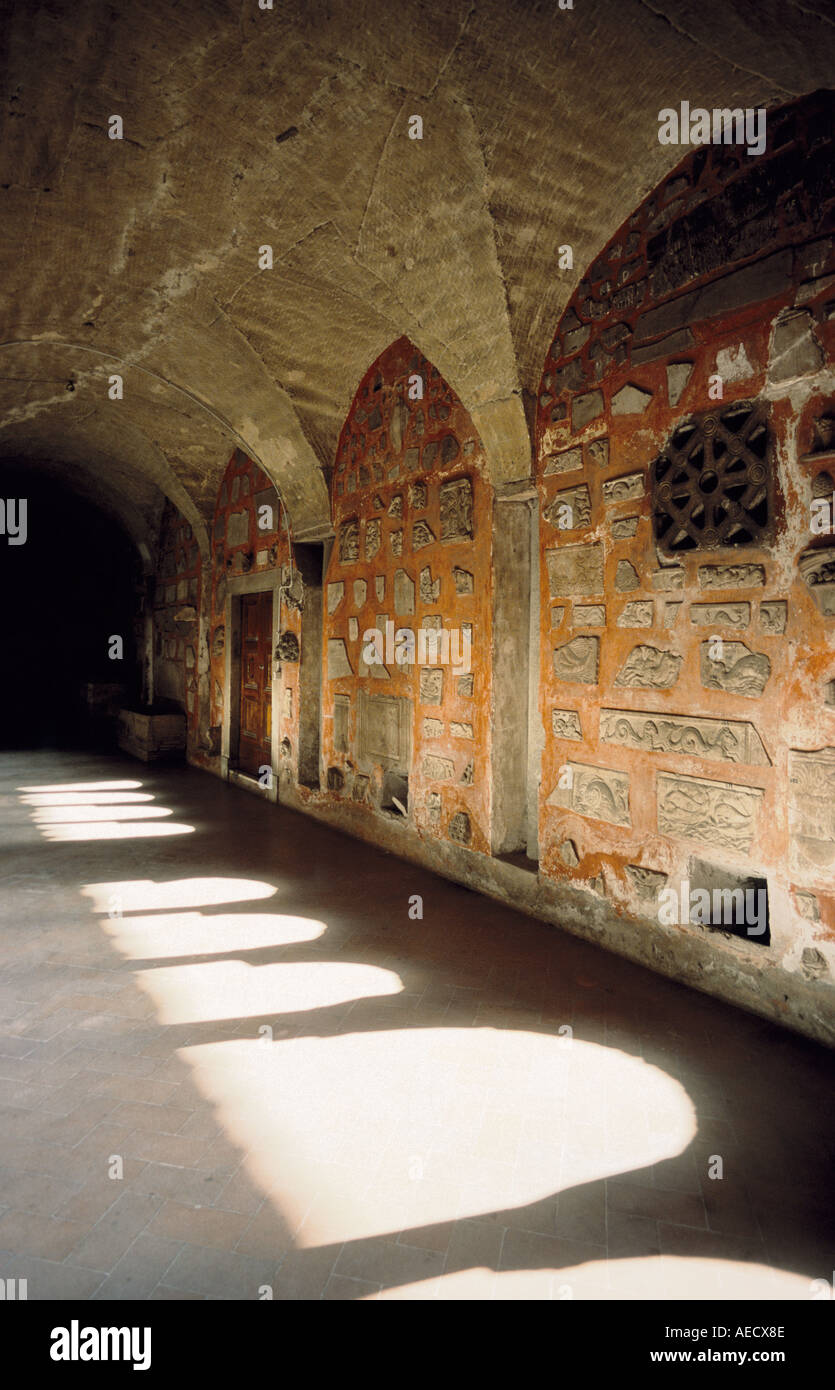 Italia Roma chiostro all'interno della chiesa di San Lorenzo Fuori le Mura Foto Stock