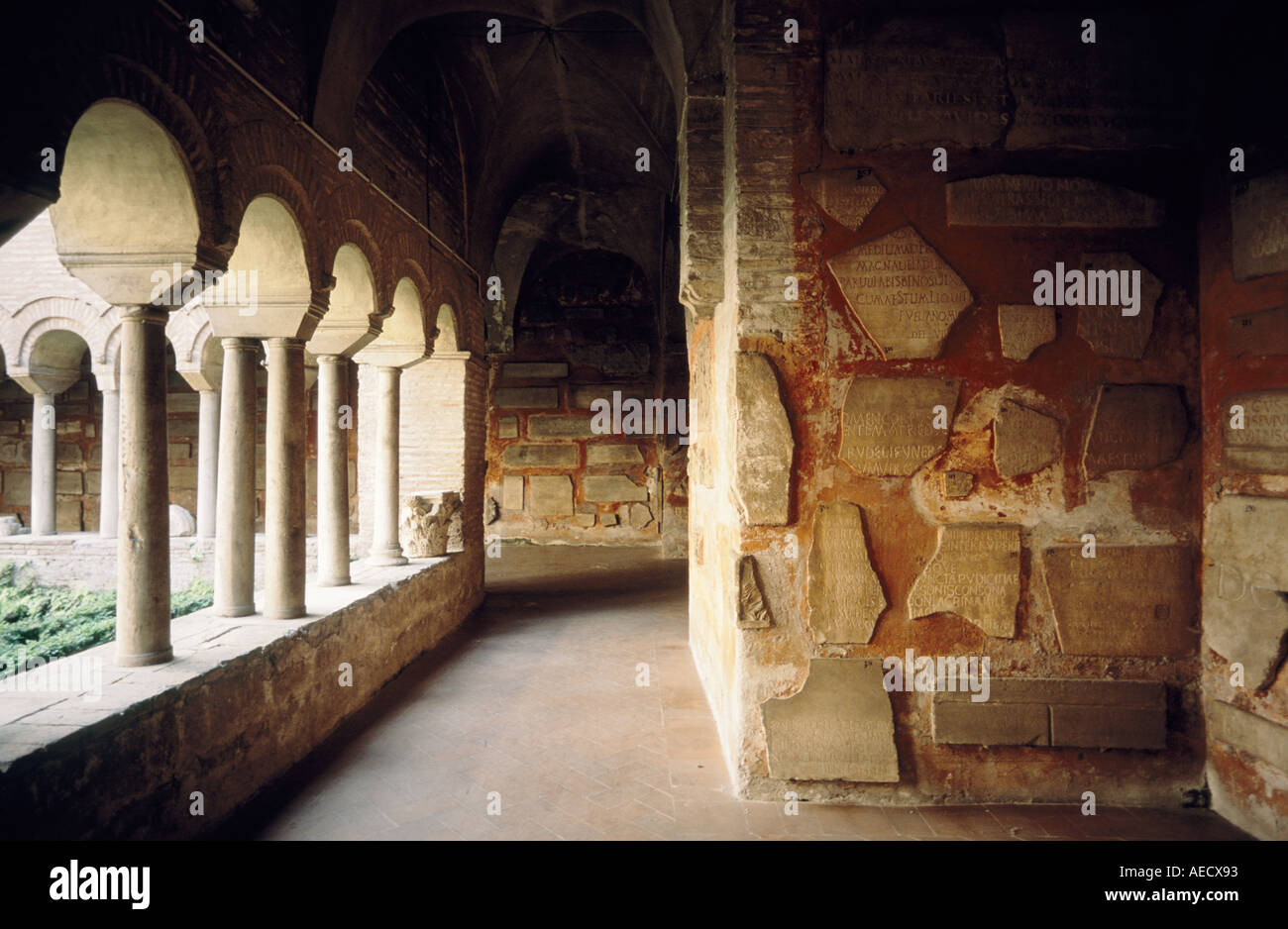 Italia Roma chiostro all'interno della chiesa di San Lorenzo Fuori le Mura Foto Stock