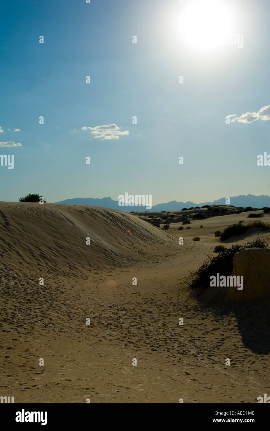 Sun impostazione oltre le dune di sabbia bianca in White Sands National Monument in New Mexico Foto Stock