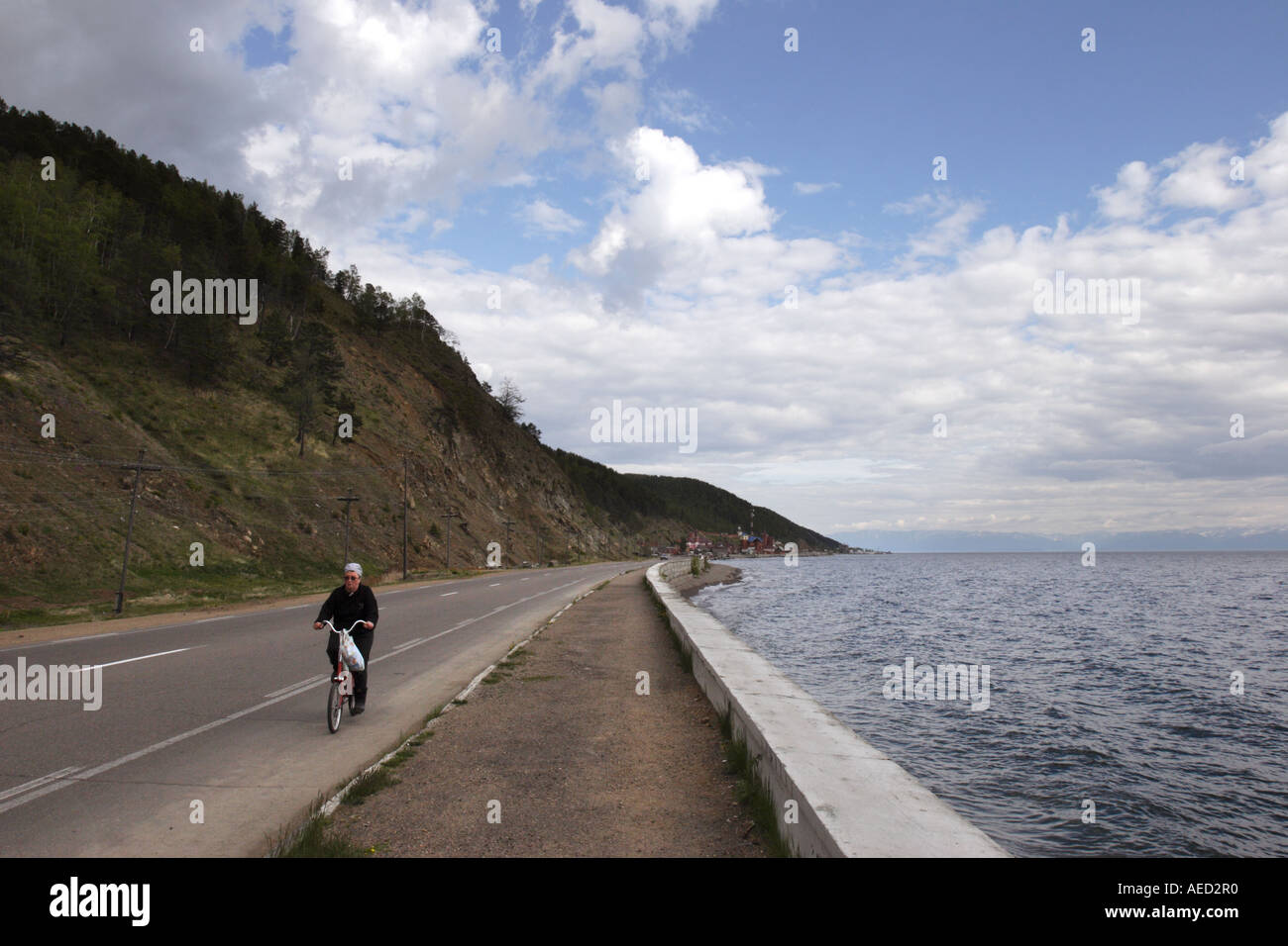 Litorale avvicinando il villaggio di Listvyanka, il lago Baikal, Siberia. La Russia Foto Stock