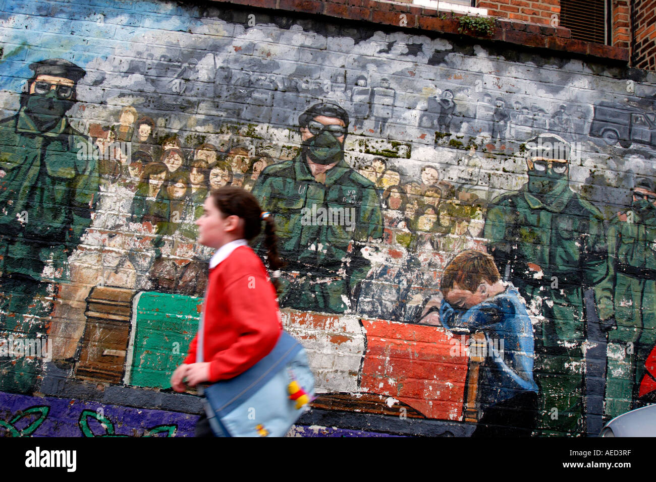 Un murale rappresentato il funerale di scioperante della fame Joe McDonnell su Falls Road, Belfast. Irlanda del Nord Foto Stock