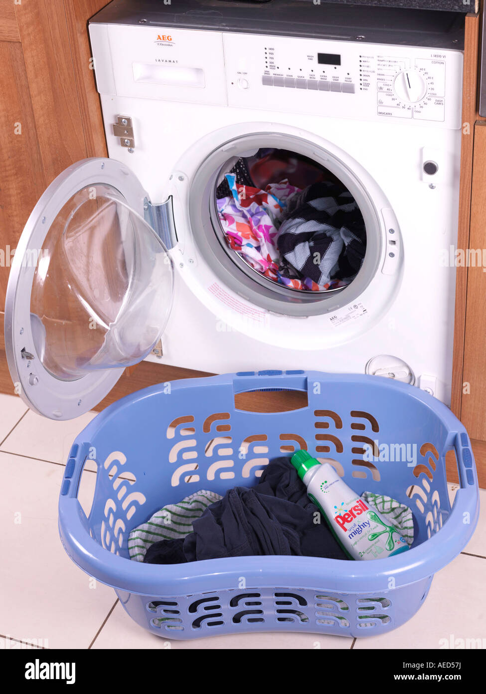 Panni sporchi dalla macchina di lavaggio Foto Stock