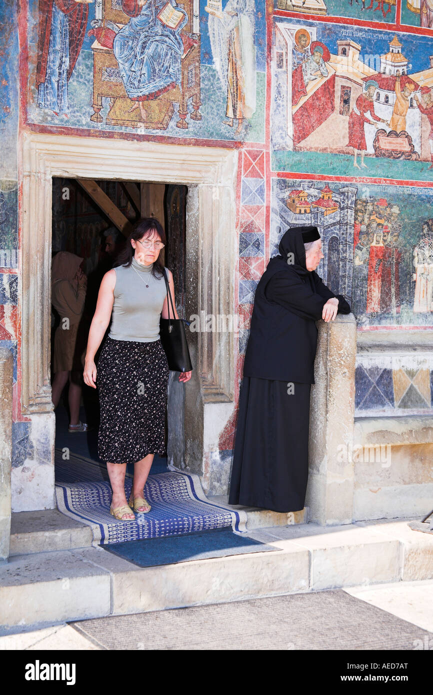 Nun e visitatore, Monastero di Voronet, vicino a Gura Humorului, Bucovina, Moldavia, Romania Foto Stock