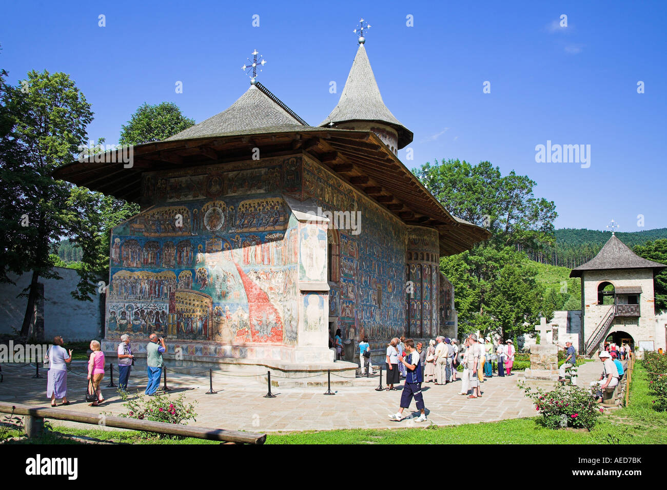 I turisti al di fuori del Monastero di Voronet, vicino a Gura Humorului, Bucovina, Moldavia, Romania Foto Stock