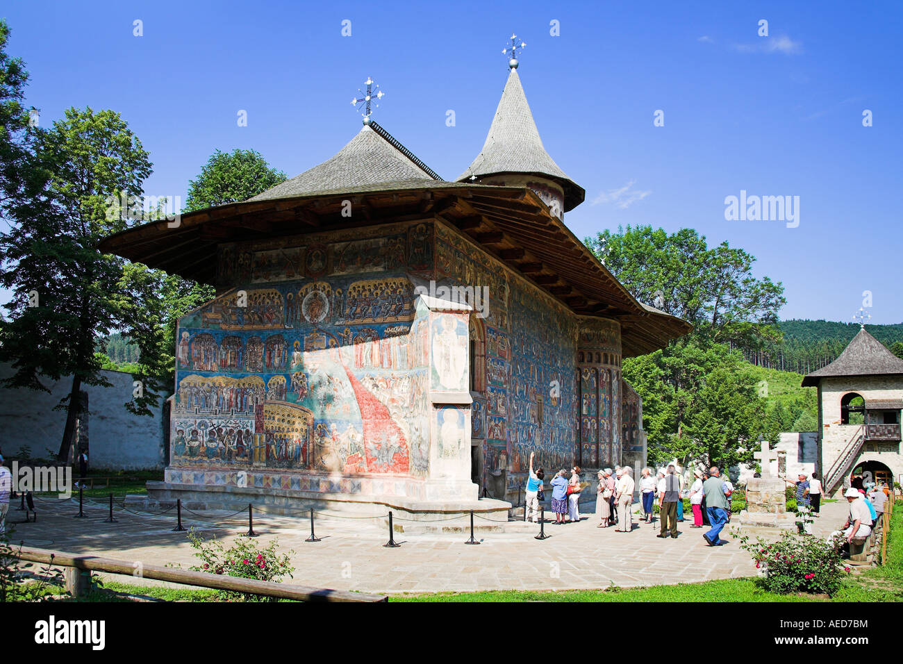 I turisti al di fuori del Monastero di Voronet, vicino a Gura Humorului, Bucovina, Moldavia, Romania Foto Stock