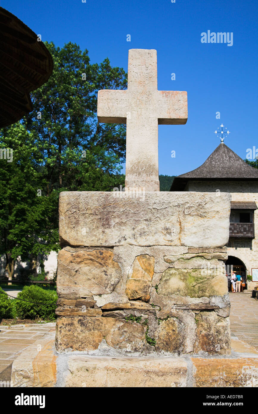 Croce al di fuori del Monastero di Voronet, vicino a Gura Humorului, Bucovina, Moldavia, Romania Foto Stock