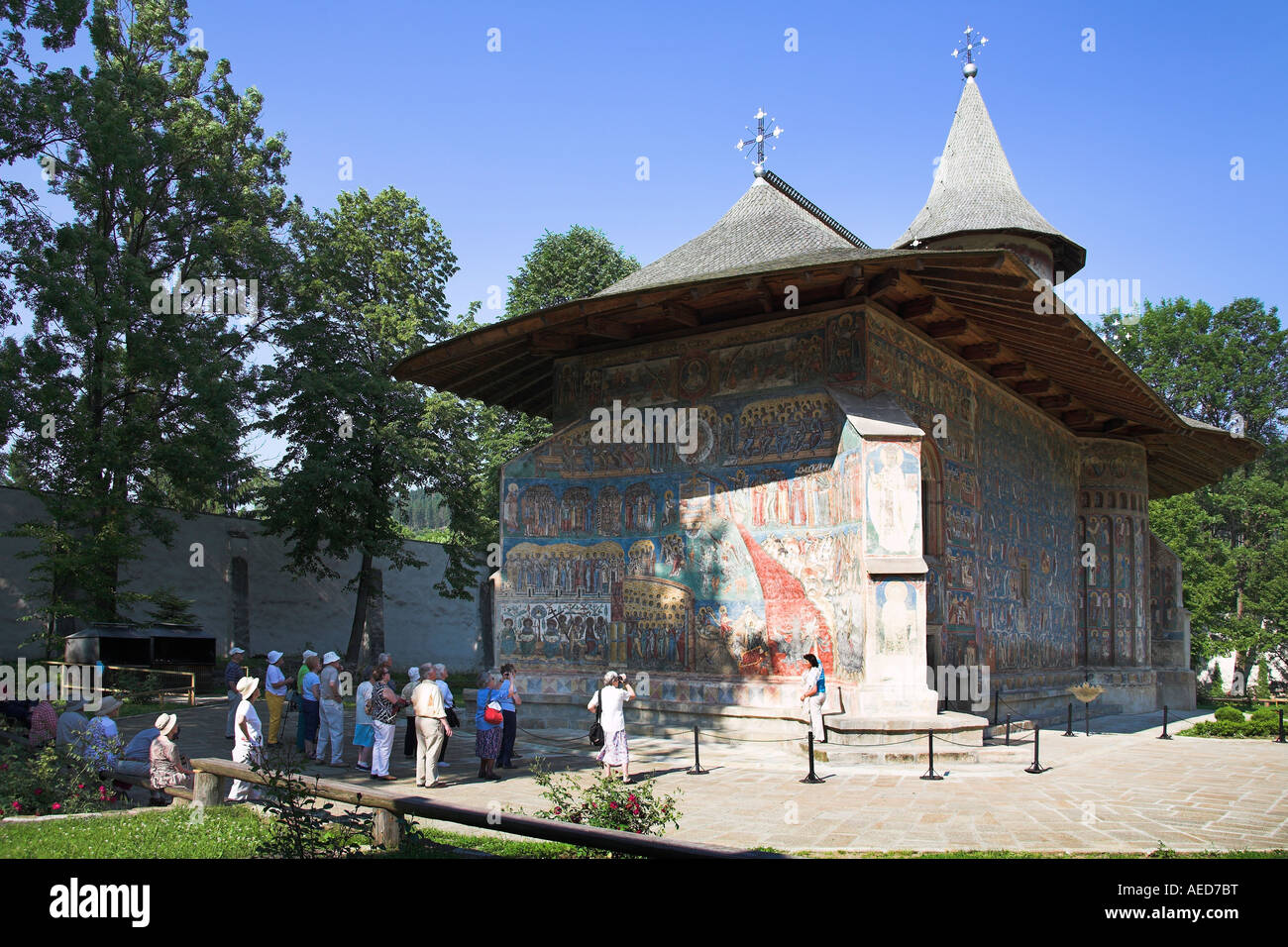 I turisti che visitano Voronet Monastero, vicino a Gura Humorului, Bucovina, Moldavia, Romania Foto Stock
