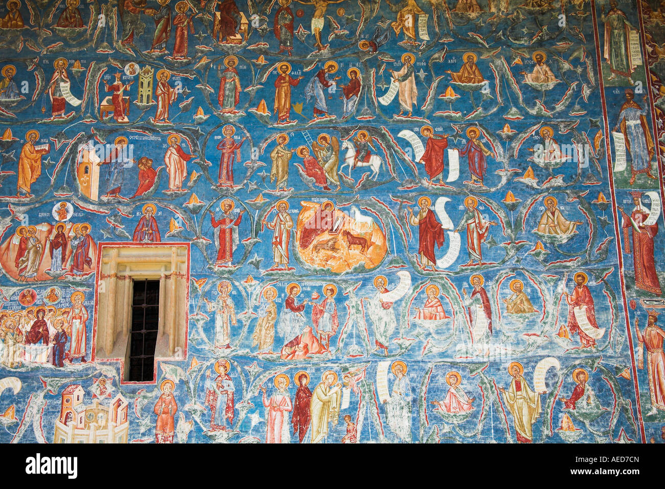 Gli affreschi sulla parete esterna, Monastero di Voronet, vicino a Gura Humorului, Bucovina, Moldavia, Romania Foto Stock