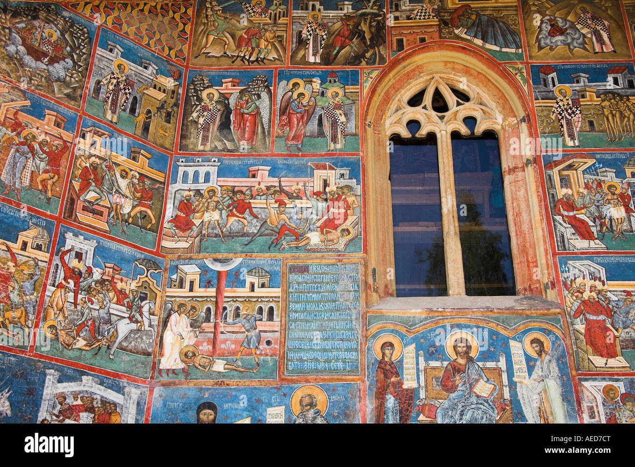 Gli affreschi sul al di fuori del muro sud, Monastero di Voronet, vicino a Gura Humorului, Bucovina, Moldavia, Romania Foto Stock