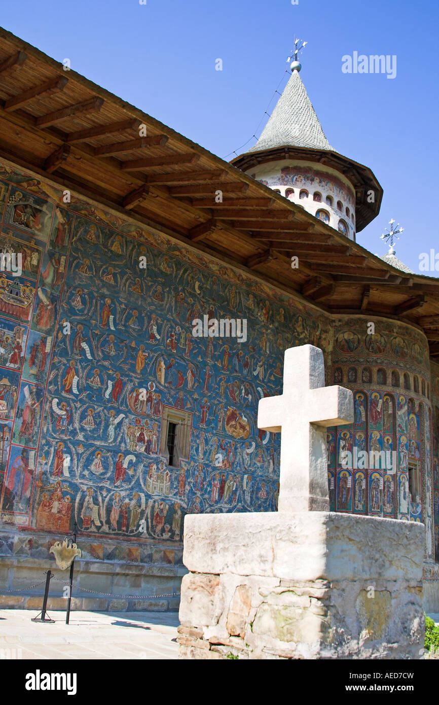 Gli affreschi sul al di fuori del muro sud, Monastero di Voronet, vicino a Gura Humorului, Bucovina, Moldavia, Romania Foto Stock