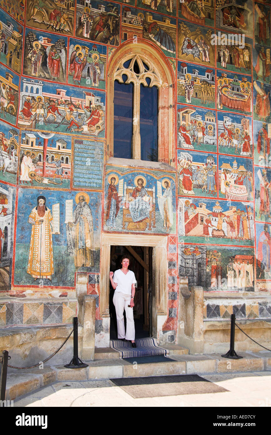 Turistico a ingresso al Monastero di Voronet, vicino a Gura Humorului, Southern Bucovina, Moldavia, Romania Foto Stock