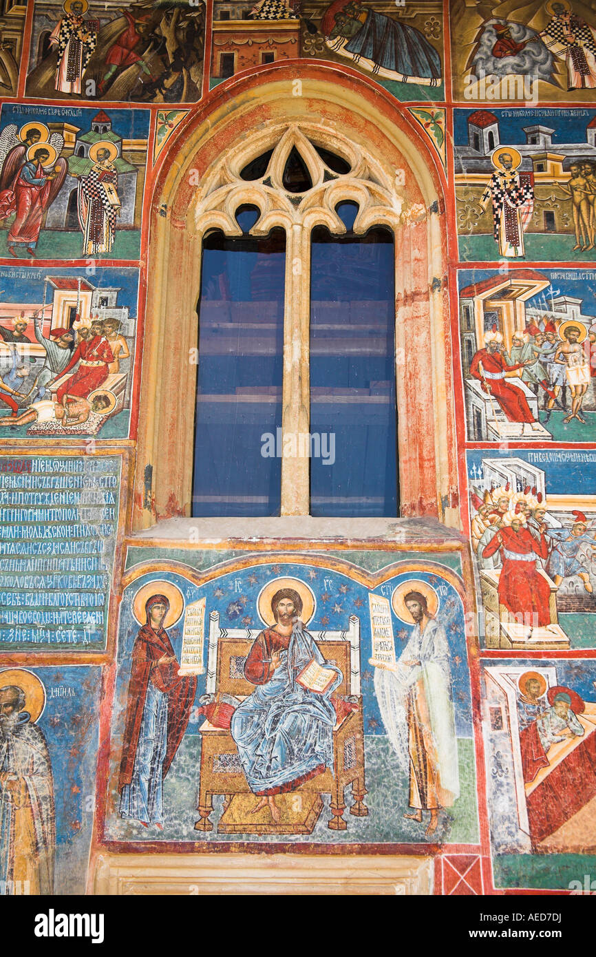 Gli affreschi sulla parete esterna, Monastero di Voronet, vicino a Gura Humorului, Bucovina, Moldavia, Romania Foto Stock