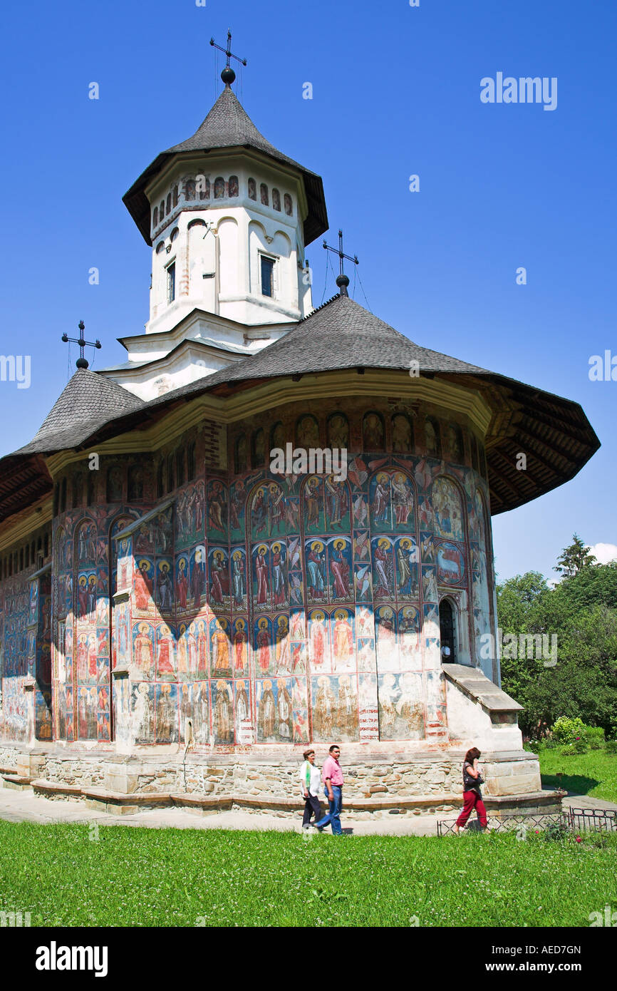 I turisti, Chiesa dell'Annunciazione, Moldovita Monastero Moldovita, Bucovina, Moldavia, Romania Foto Stock
