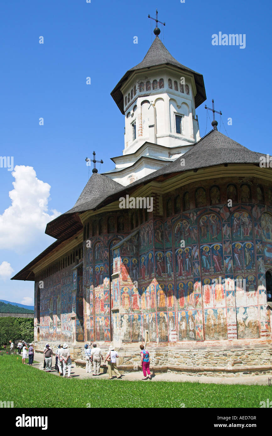 I turisti, Chiesa dell'Annunciazione, Moldovita Monastero Moldovita, Bucovina, Moldavia, Romania Foto Stock