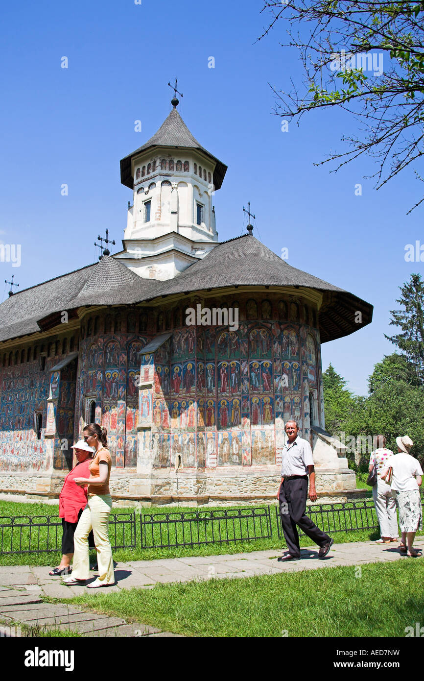 I turisti, Chiesa dell'Annunciazione, Moldovita Monastero Moldovita, Bucovina, Moldavia, Romania Foto Stock