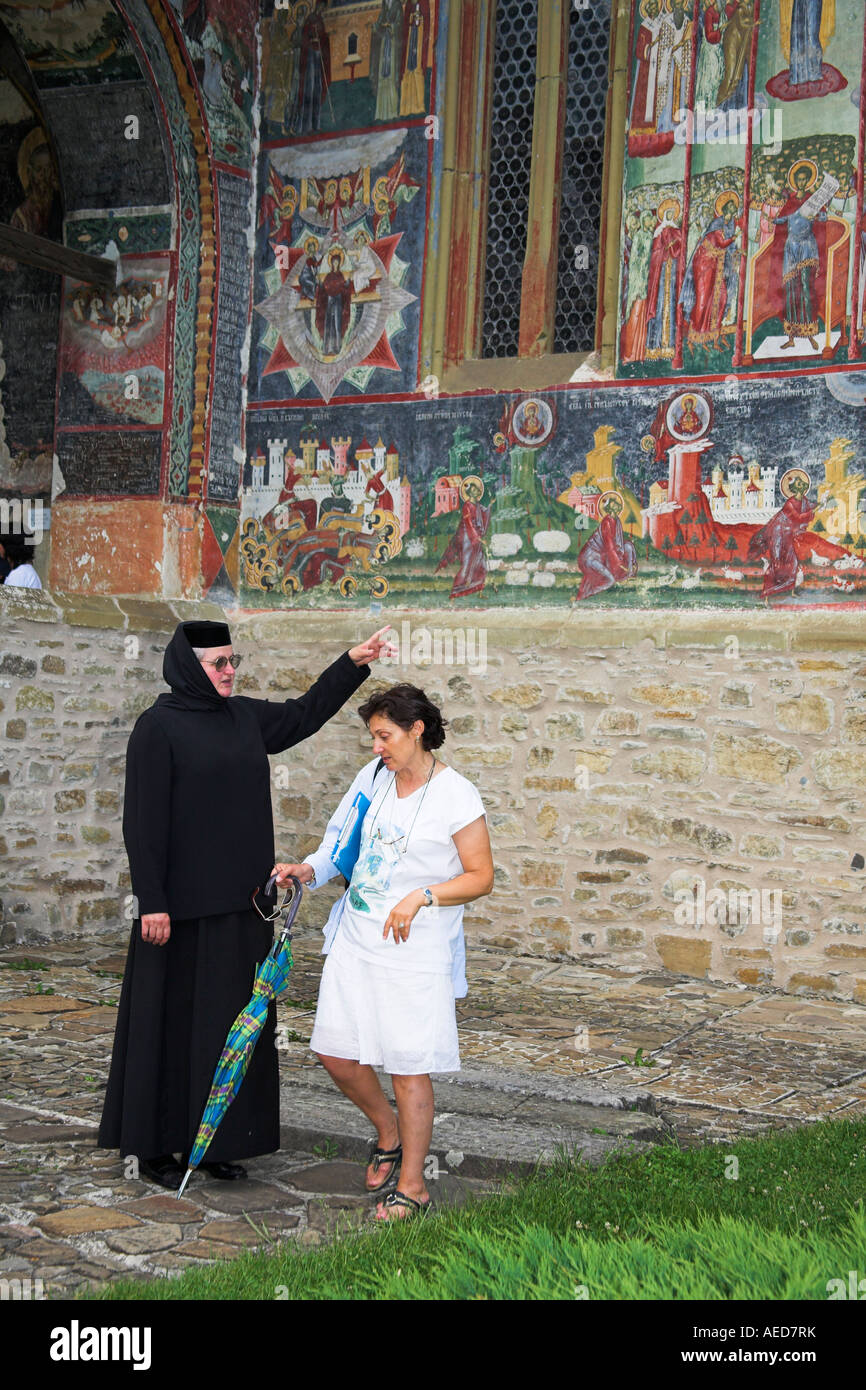 Nun e guida turistica, Sucevita dipinto Monastero Sucevita, Bucovina, Moldavia, Romania Foto Stock