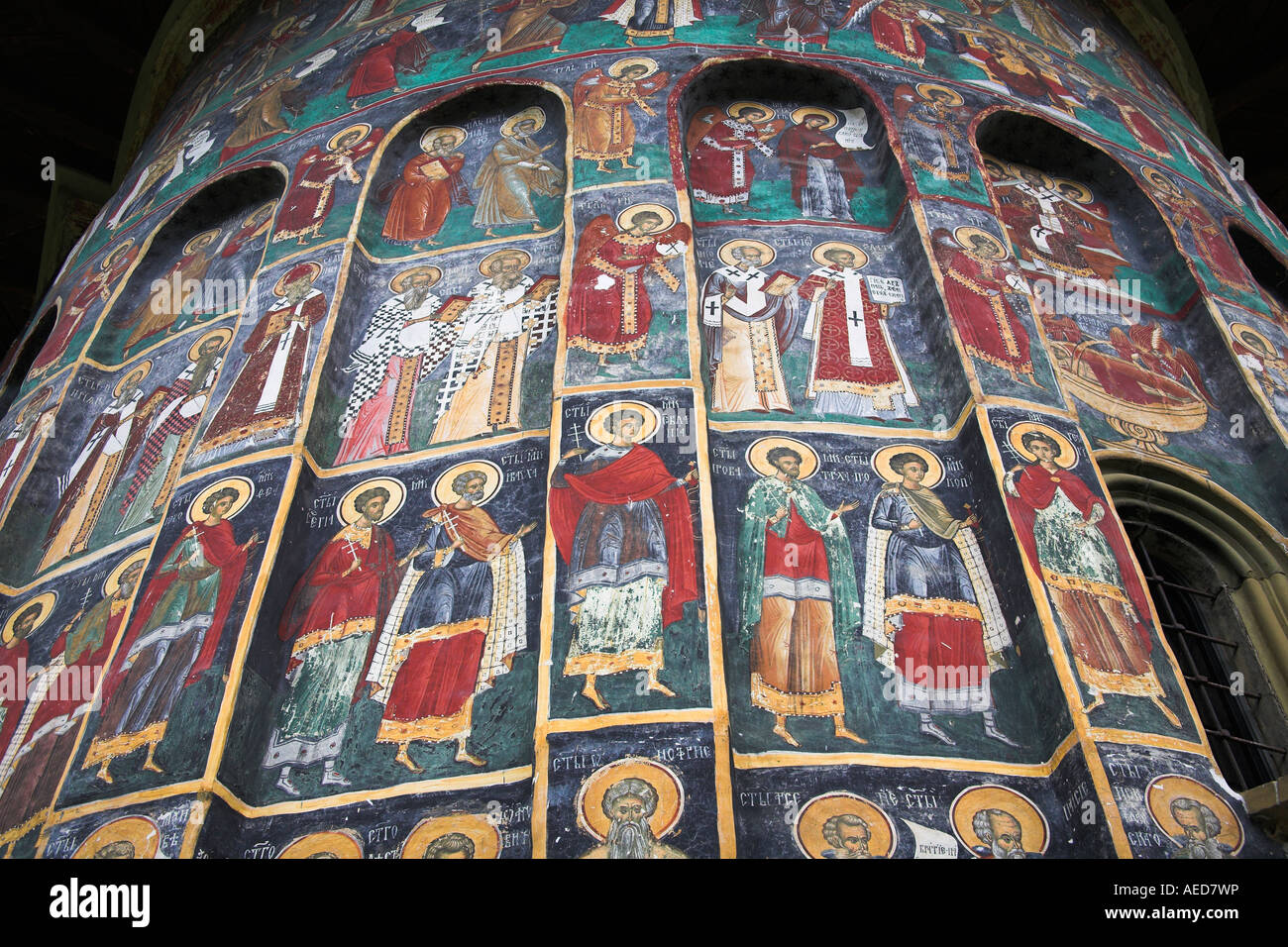 Numerosi affreschi colorati sulla parete esterna, Sucevita Monastero Sucevita, Bucovina, Moldavia, Romania Foto Stock