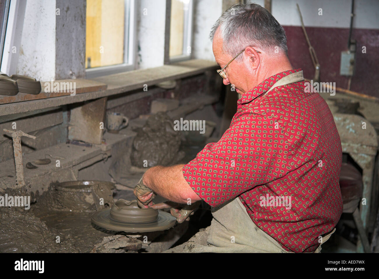 Potter ruota a produrre mano gettati in ceramica, Marginea, Southern Bucovina, Moldavia, Romania Foto Stock