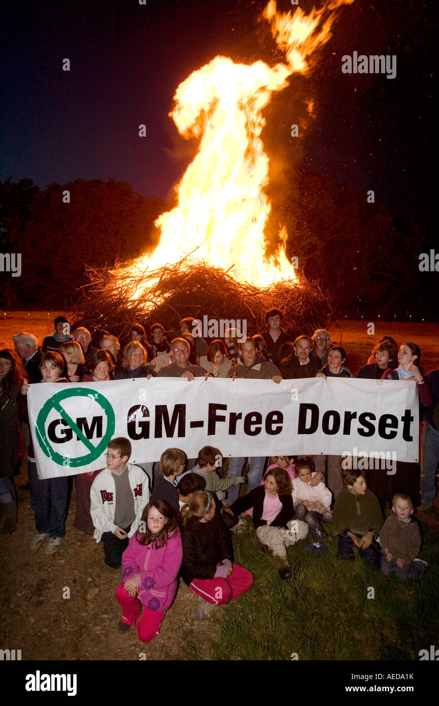 Raduno di persone al beacon in Dorset alla campagna contro la piantagione di colture geneticamente modificate in Dorset Foto Stock