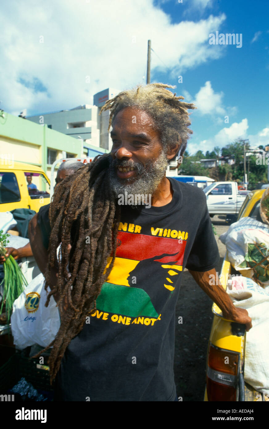 Castries St Lucia al mercato del sabato Rastafarian Visione interna amatevi l un l altro Rasta colori Foto Stock