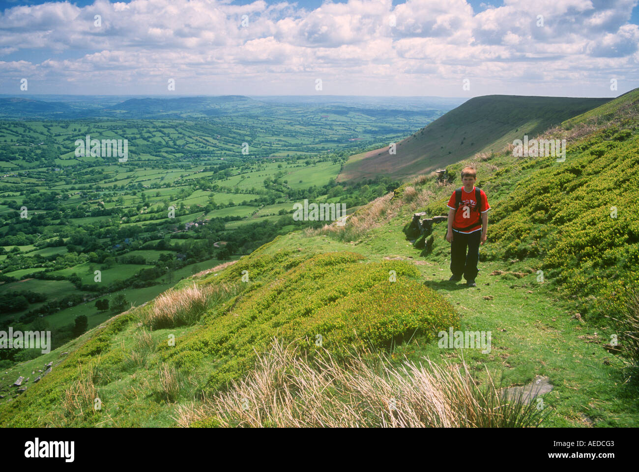 Ragazzo giovane camminando Offa s Dyke percorso nei pressi di Longtown Black Mountains South East Wales Foto Stock