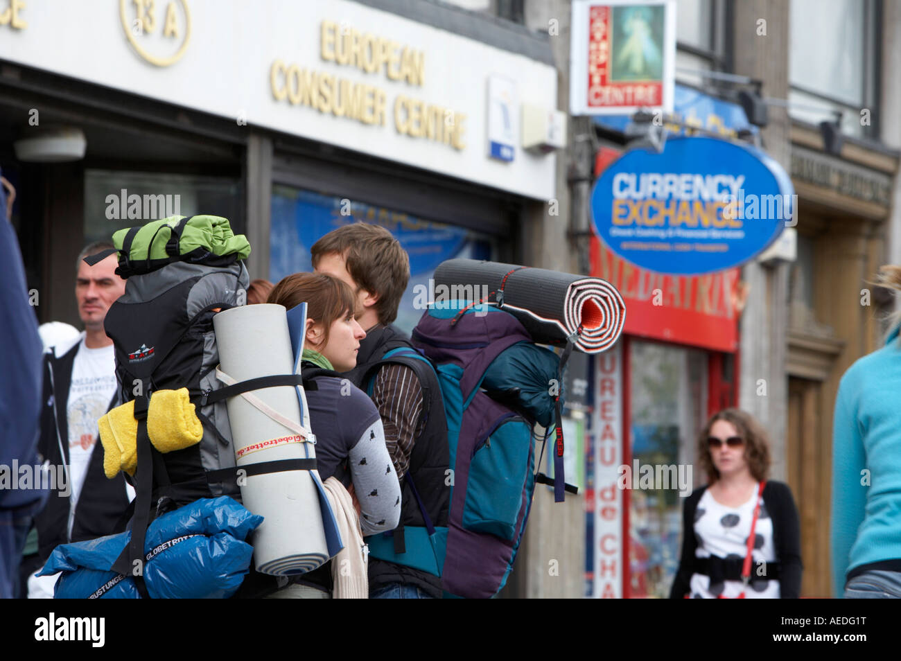Il tedesco backpackers cercando perso al di fuori del centro europeo del consumatore e cambio valuta O'connell Street Dublin ire Foto Stock