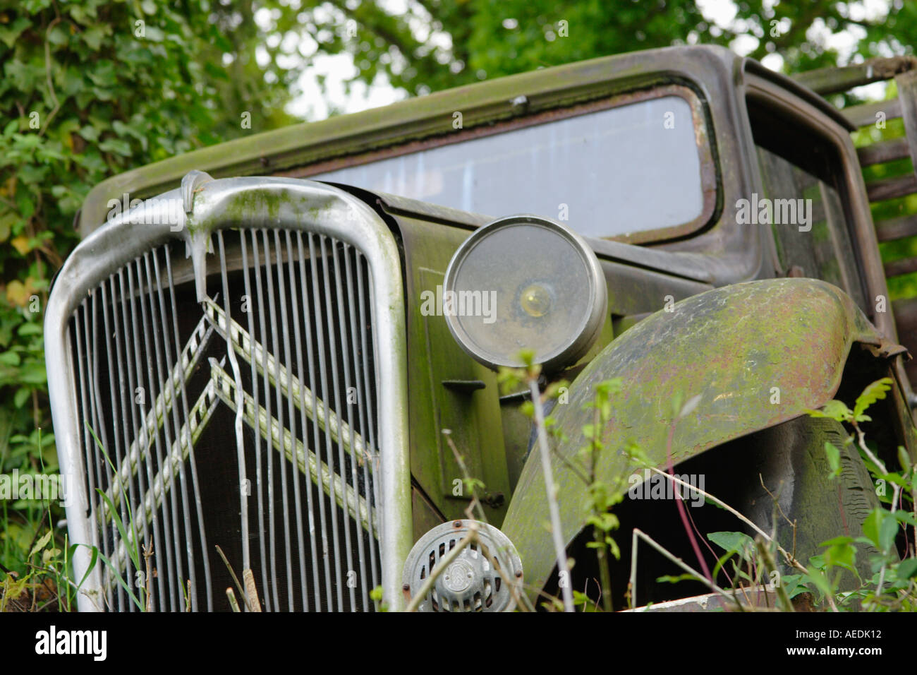 In prossimità di una vecchia Citroën carrello abbandonato in boccole nei pressi di un hotel in Paesi Bassi Foto Stock