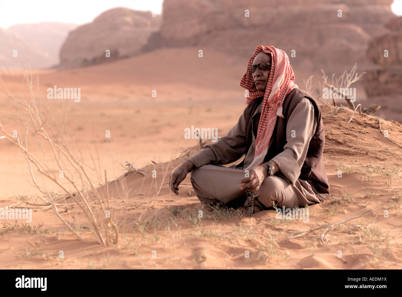 Capra Herder nel Wadi Rum desert Foto Stock