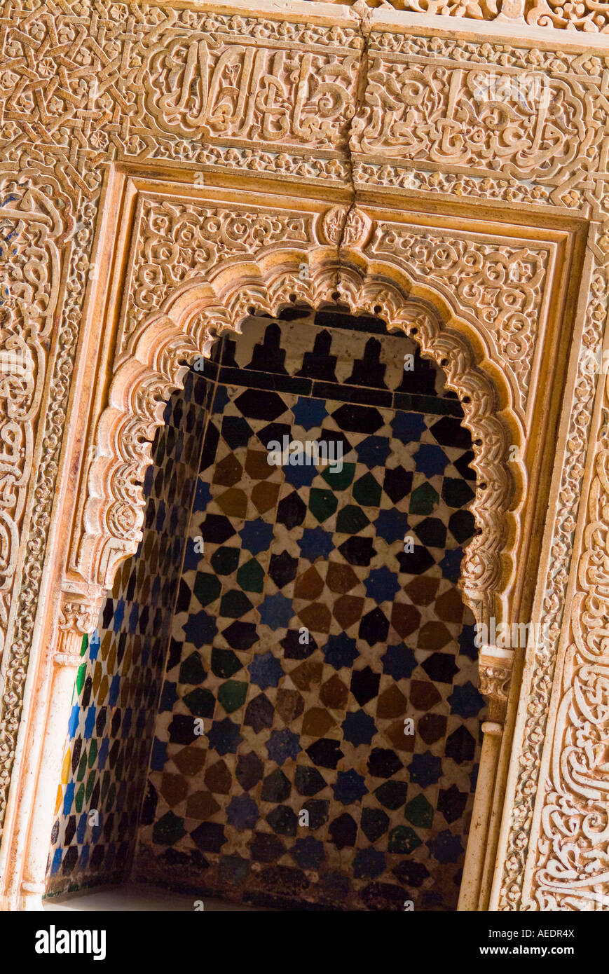 Close up dettaglio colpo di nicho piastrellato nell'Alhambra Granada Spagna Foto Stock