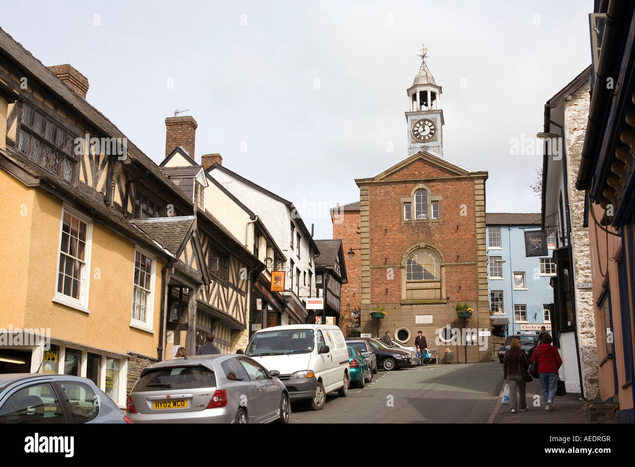 Regno Unito Shropshire Vescovi vista castello up High Street verso Town Hall Foto Stock