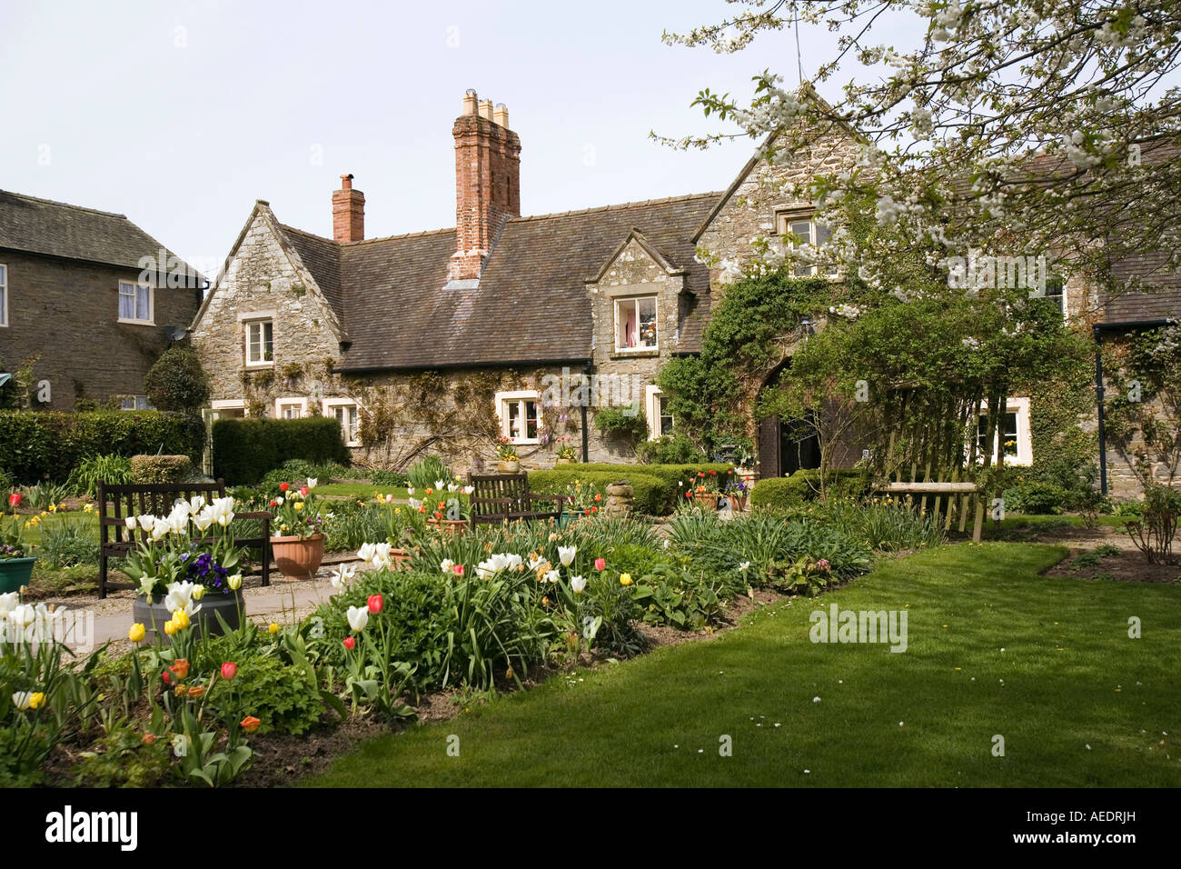 Regno Unito Shropshire Clun corsia Ospedale Ospedale della Trinità almshouse garden Foto Stock