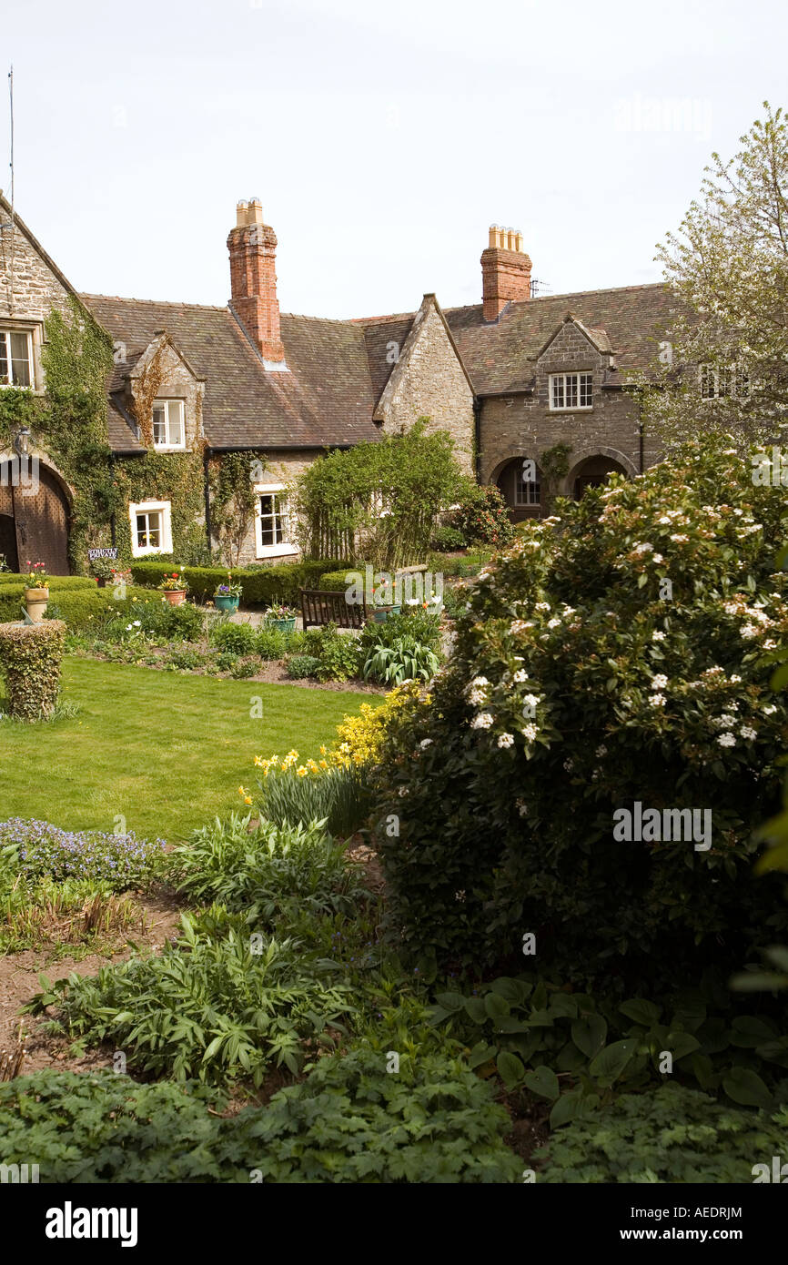 Regno Unito Shropshire Clun corsia Ospedale Ospedale della Trinità almshouse garden Foto Stock