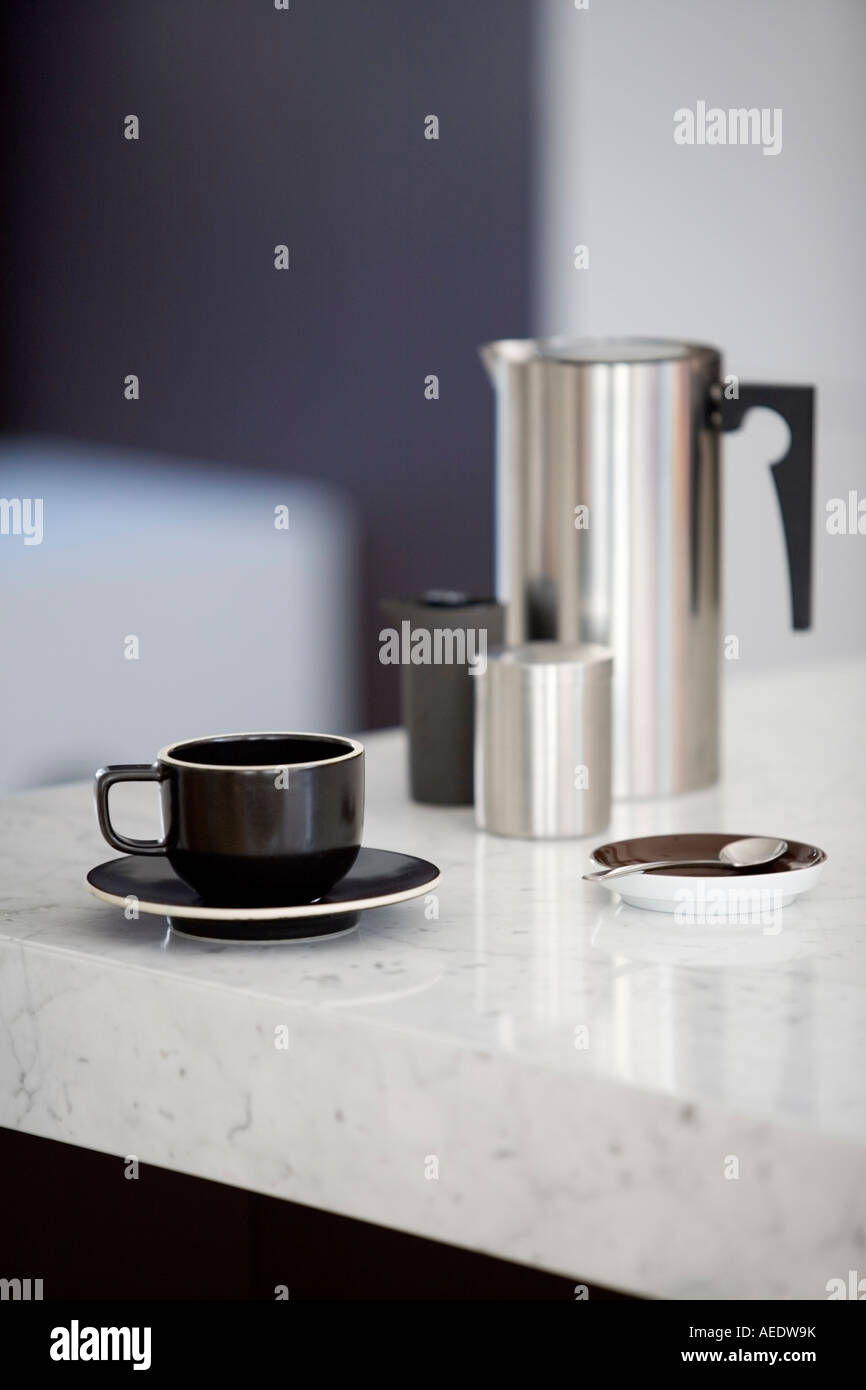 Arne Jacobsen linea Cylinda Caffettiera per Stelton --Vignelli Associates Colorstone tazza e piattino: Vignelli Associates per Sas Foto Stock