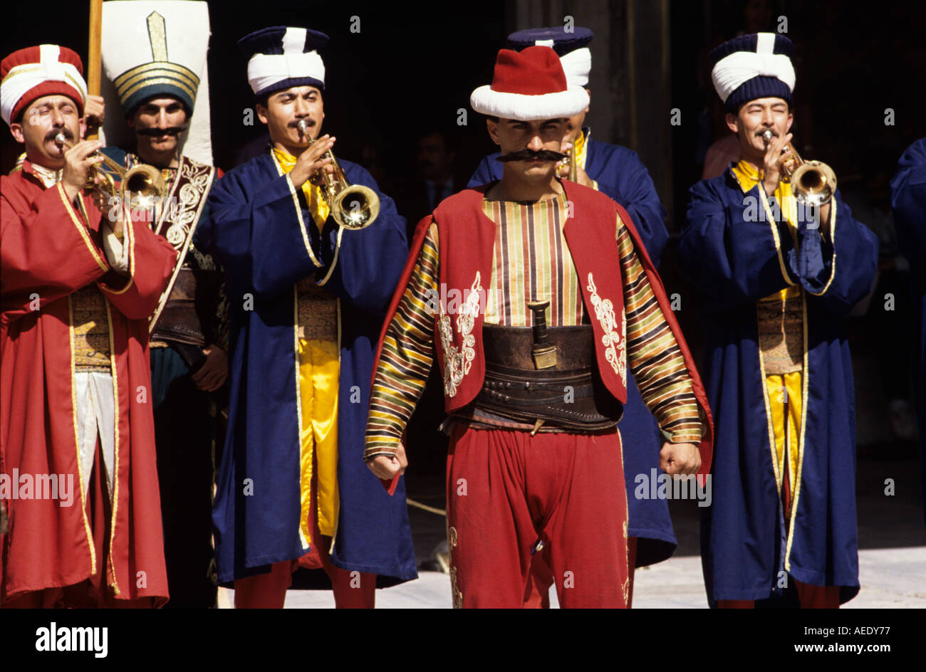 Uomini vestiti in abiti tradizionali Istanbul Turchia Foto stock - Alamy